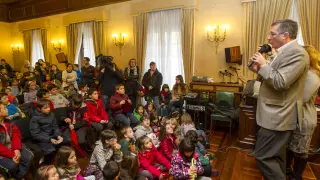 El alcalde de Teruel atendió a los alumnos del colegio Las Anejas y a sus padres