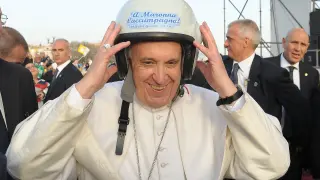 El papa Francisco se coloca el casco con el lema 'Que la Virgen te acompañe'