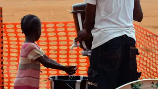 Un niño se lava las manos en un centro sanitario de Monrovia.