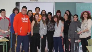 En el centro, Amparo Sánchez con los alumnos del instituto Montes Negros de Grañén.