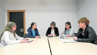 Montse Juanes, de la Federación de Servicios de CC. OO. Aragón; Reyes Álvarez, empleada del hogar; Maite Andreu, experta en Igualdad; Ana Herranz, secretaria confederal de Mujer del sindicato, y Delia Lizana, secretaria de Políticas de Igualdad.