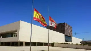 Las banderas de la Plaza de las Cortes de Castilla y León ondean a media asta en recuerdo de las víctimas del accidente