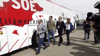 Pedro Sánchez, con Carlos Pérez y Javier Lambán, este domingo en Zaragoza