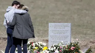 Monolito en recuerdo de las víctimas de la tragedia aérea en Los Alpes
