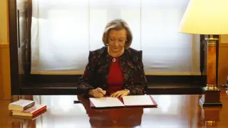 Luisa Fernanda Rudi firmando la disolución de las Cortes este lunes