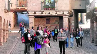Un grupo de turistas en Alquézar durante esta Semana Santa