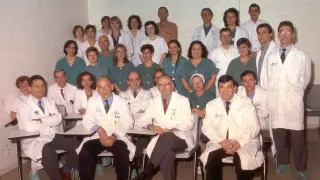 Fotografía del equipo del Hospital Universitario Miguel Servet en el año 2000, cuando se realizó el primer trasplante de corazón.