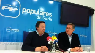 El alcalde de Teruel, Manuel Blasco (d),  con el candidato del Partido Popular a la alcaldía de Soria, Adolfo Sainz.