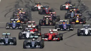 Hamilton, con el número 44, encabeza la carrera