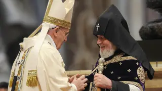 El papa Francisco junto al líder religioso armenio este domingo