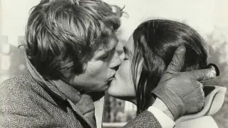 Ali MacGraw y Ryan O'Neal, en 'Love Story' (1970), se dan uno de los besos más famosos