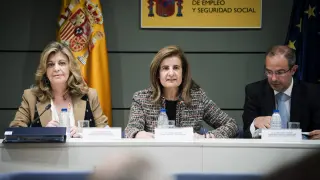 La ministra de Empleo Fátima Báñez, la secretaria de Estado de Empleo Engracia Hidalgo y el subsecretario de Empleo, Pedro Llorente durante la conferencia de este lunes.