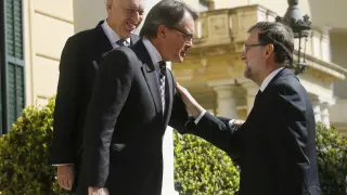 Rajoy estrecha la mano a Mas junto a Margallo.