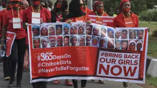Nigerianos se manifiestan durante el primer aniversario del secuestro de un grupo de niñas en una escuela de Chibok