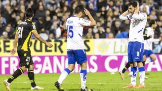 Borja Bastón y Pedro se lamentan durante el partido contra el Betis