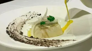 Bacalao confitado y cebolla de Fuentes con sopa de azafrán.