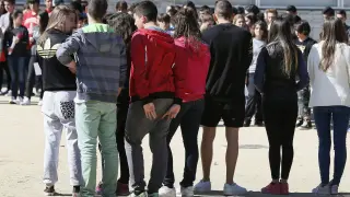 Alumnos del instituto guardan cinco minutos de silencio por el profesor asesinado, este martes en Barcelona