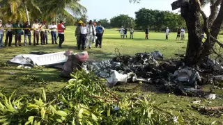 Restos de la avioneta que cayó sobre un campo de golf.