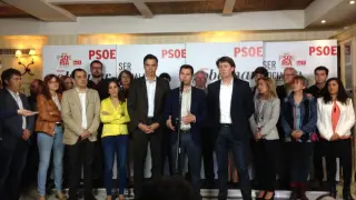 Luis Tudanca (c) junto a Carlos Martínez (d), Pedro Sánchez (i) y el resto de representantes del PSOE de Soria