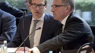 El presidente de Lufthansa, Carsten Spohr, conversa con el ministro alemán de Transporte, Alexander Dobrindt