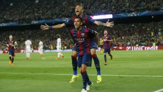 Alves y Neymar celebran uno de los goles