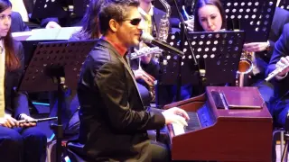Zubiri, al piano, durante el concierto de la Banda de Música de Huesca en San Jorge.