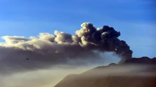 El volcán en plena erupción.