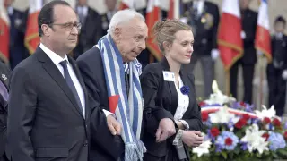 El presidente francés junto a un deportado