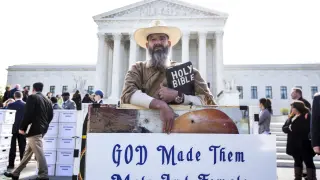 Un ciudadano de Carolina del Norte protesta frente al Tribunal Supremo un día antes de que se inicien audiencias sobre la legalidad del matrimonio homosexual.