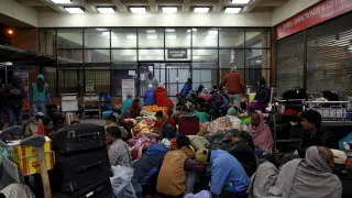 Personas esperando en el aeropuerto nepalí.