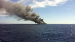 Imagen del ferry incendiado