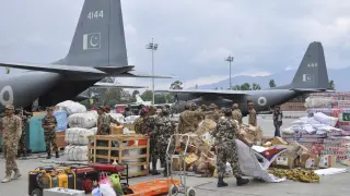 Soldados durante el proceso de descarga de ayuda humanitaria.