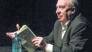 Ángel Guinda leyendo en el Teatro de la Estación.