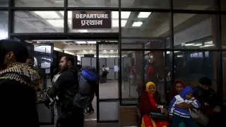 Puerta de salidas del aeropuerto de Katmandú.
