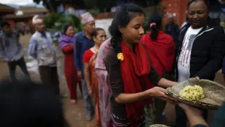 Ayuda humanitaria en una de las zonas afectadas por el terremoto en Nepal.