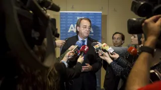 Pérez Anadón, ante un grupo de periodistas