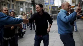 Pablo Iglesias saluda a los manifestantes de Telefónica