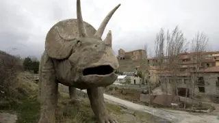 Figura de dinosaurio en la localidad soriana de Bretún