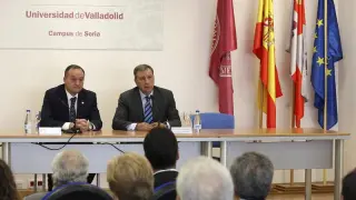 El consejero de Educación de la Junta de Castilla y León, Juan José Mateos (d), que hoy ha visitado el Campus Duques de Soria, acompañado del rector de la Universidad de Valladolid, Daniel Miguel, durante su intervención en el acto.