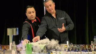 Óscar Lafuente y Patxi Troitiño, elaborando el gintonic infusionado en cafetera.