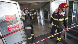 Dos bomberos trabajando en el aeropuerto romano