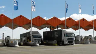 Dos camiones, en el peaje de la autopista AP-2 situado en Pina de Ebro.