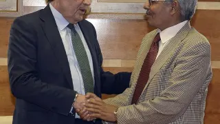 El ministro de Sanidad de la República Árabe Saharaui Democrática, Mohamed Fadel Lamin (d) con el consejero de Sanidad de la Junta de Castilla y León, Antonio María Sáez
