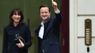David Cameron y su esposa este viernes en Londres