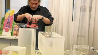 El artista Carlos García Lahoz, en plena creación de una de sus obras escultóricas. heraldo