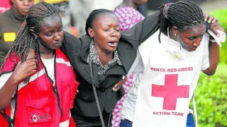 Personal de la Cruz Roja atienden a una familiar de uno de los asesinados en la Universidad de Garissa, ayer en Nairobi.