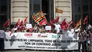 Concentración en la plaza de España por la congelación salarial