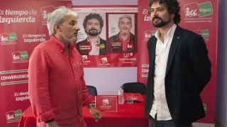 El candidato de IU-Equo Convergencia por Castilla y León a la presidencia de la Comunidad, José Sarrión (d) conversa con el candidato a la alcaldía de Benavente, Manuel Burón (i)