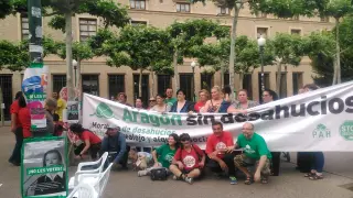 Imagen de archivo de una movilización de la campaña Stop Desahucios ante el edificio de la DGA.
