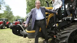 El presidente de la Junta de Castilla y León y candidato del PP a la reelección, Juan Vicente Herrera, la feria de maquinaria agrícola de Almazán,
